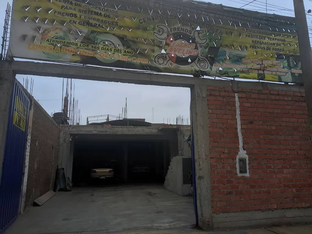 Entrada real de FRENOS AVELINO, con letrero y portón azul